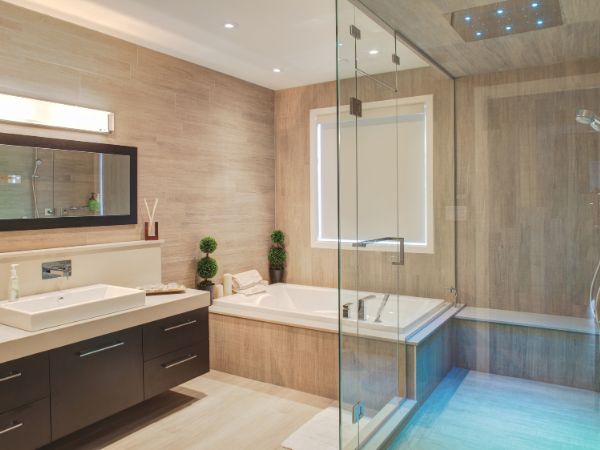 Szafki łazienkowe z wbudowanym lustrem: Funkcjonalność i oszczędność miejsca w jednym